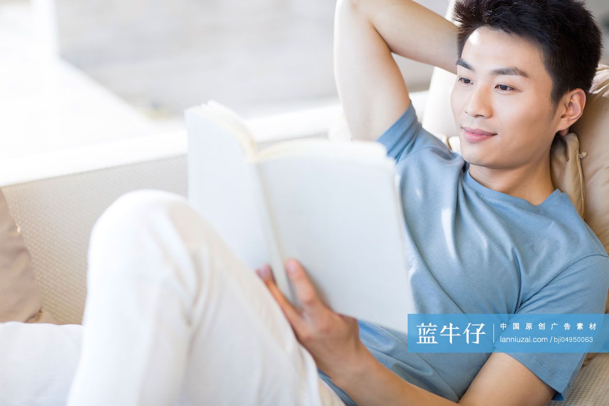 青年男女在书吧看书-蓝牛仔影像-中国原创广告影像素材