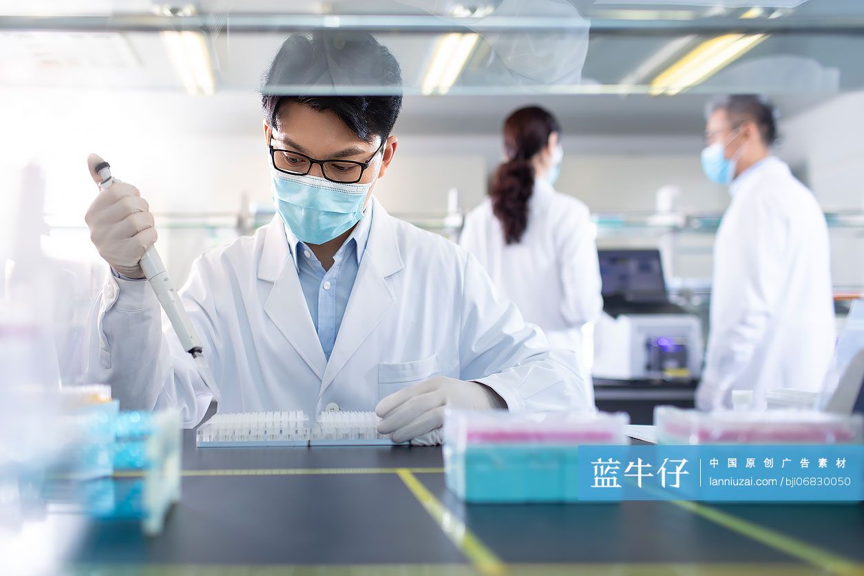 医学研究员在实验室工作