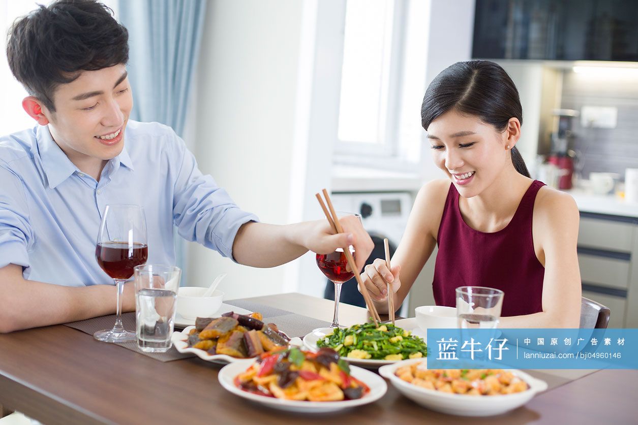 年轻夫妇在家喝红酒吃午餐-蓝牛仔影像-中国原创广告影像素材
