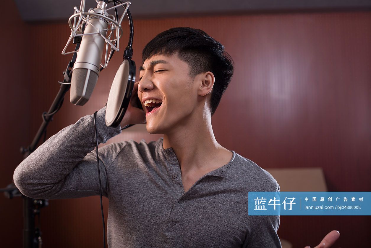 年轻男子在录音棚唱歌