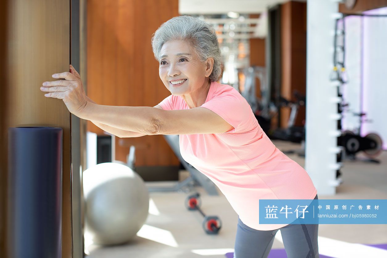 老年女士在健身房拉伸