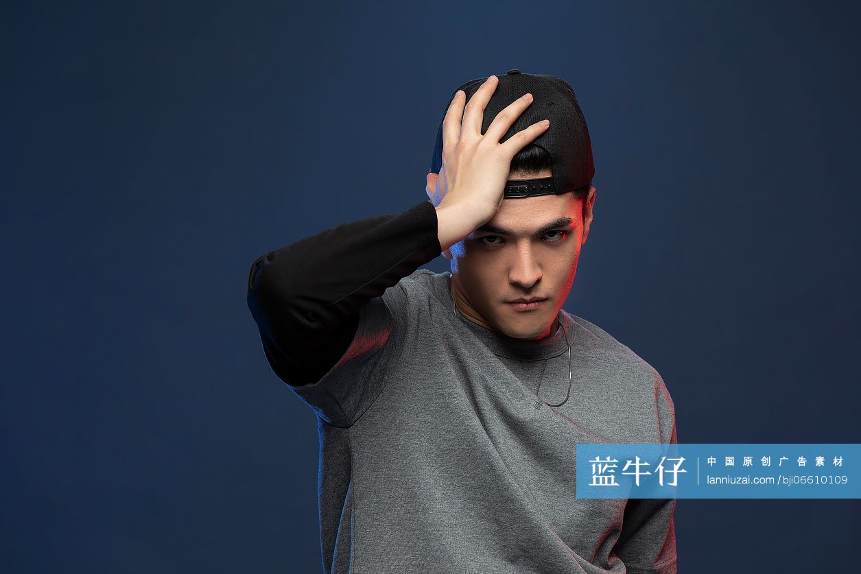 时尚的年轻男子