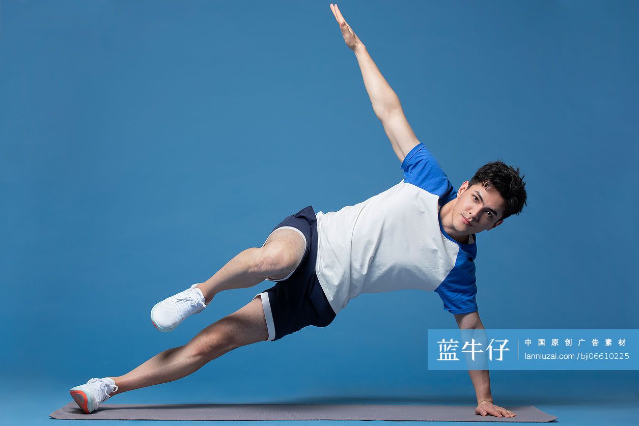 年轻男子运动健身