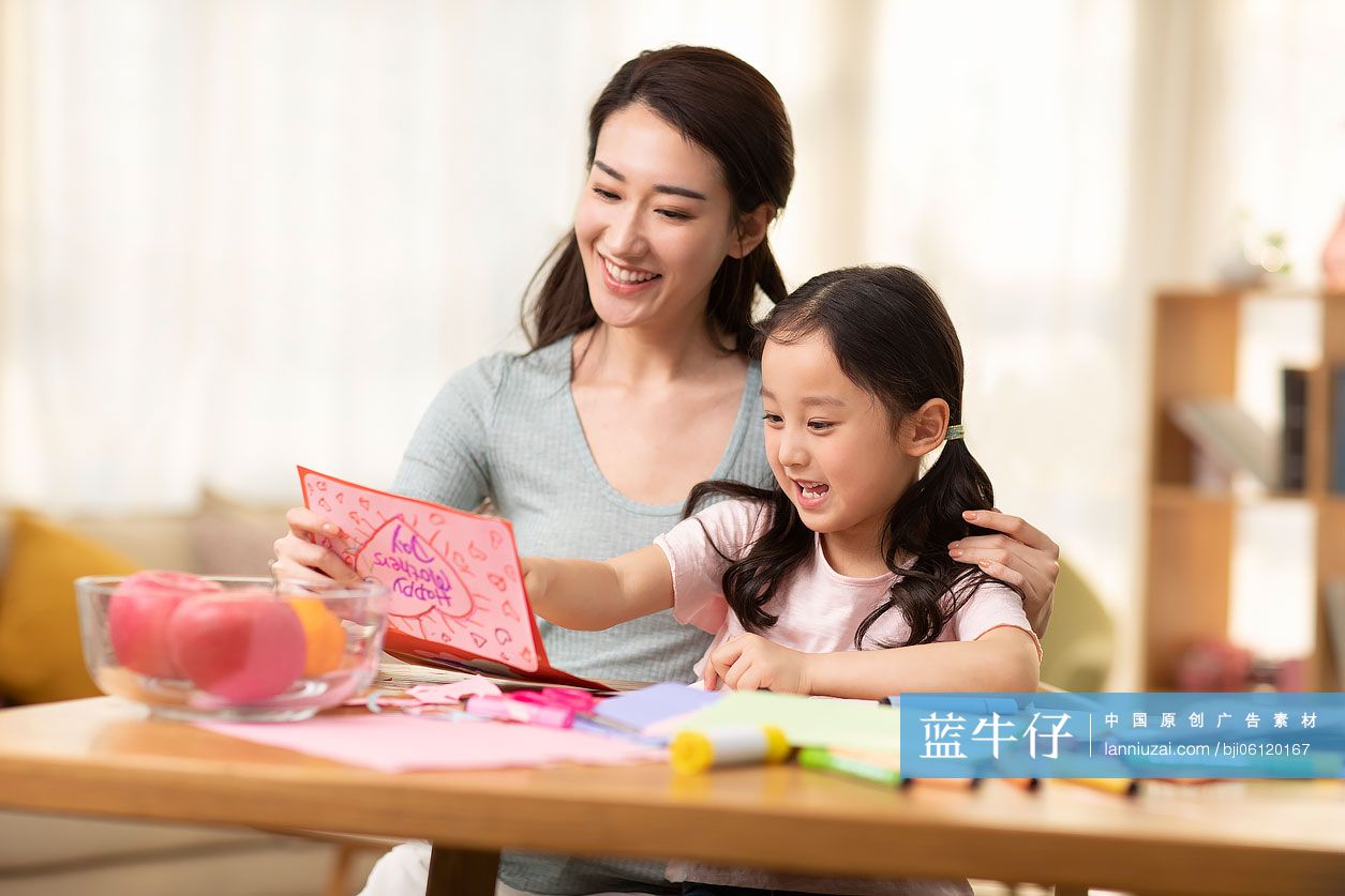 小女孩为母亲制作节日卡片
