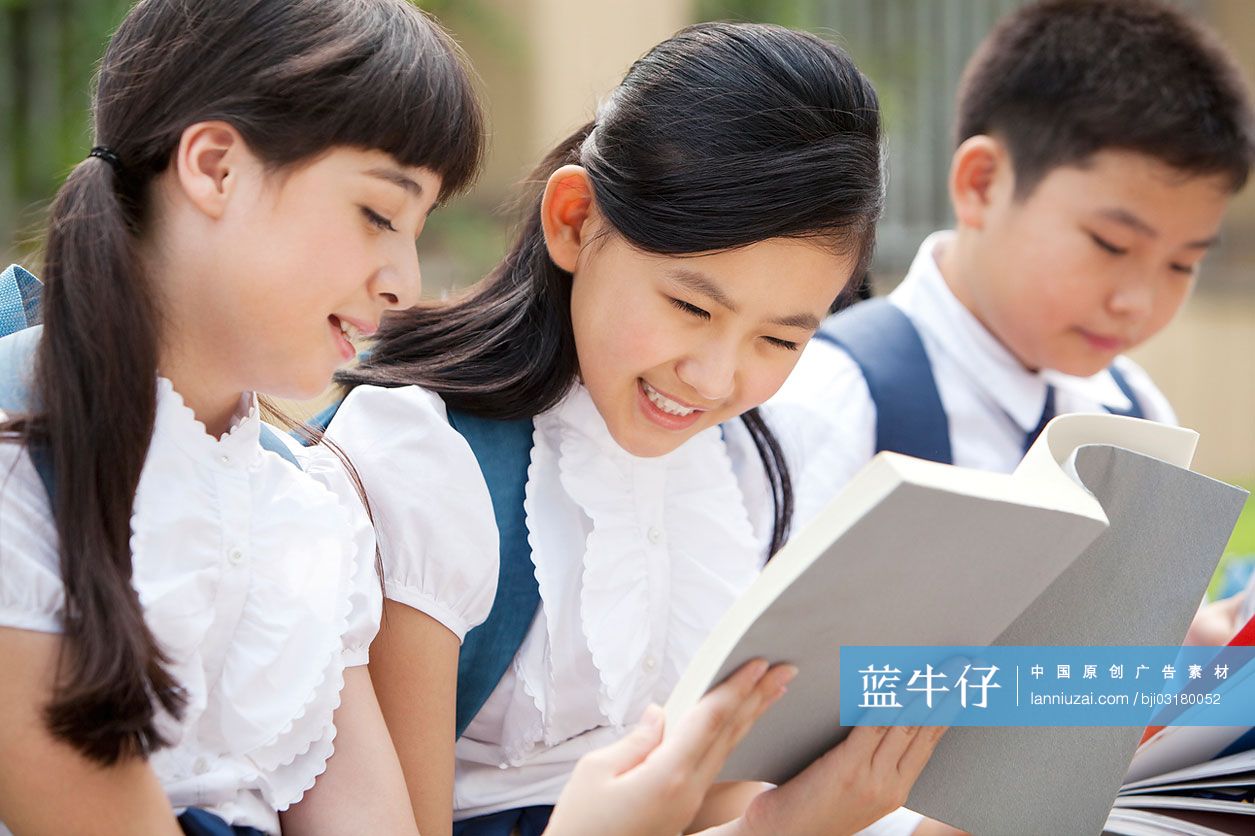 小学生在校园里认真读书