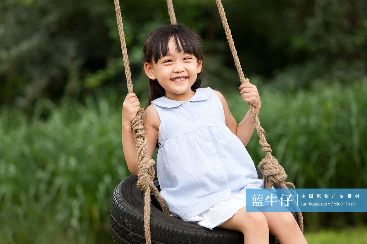 快乐小女孩荡秋千