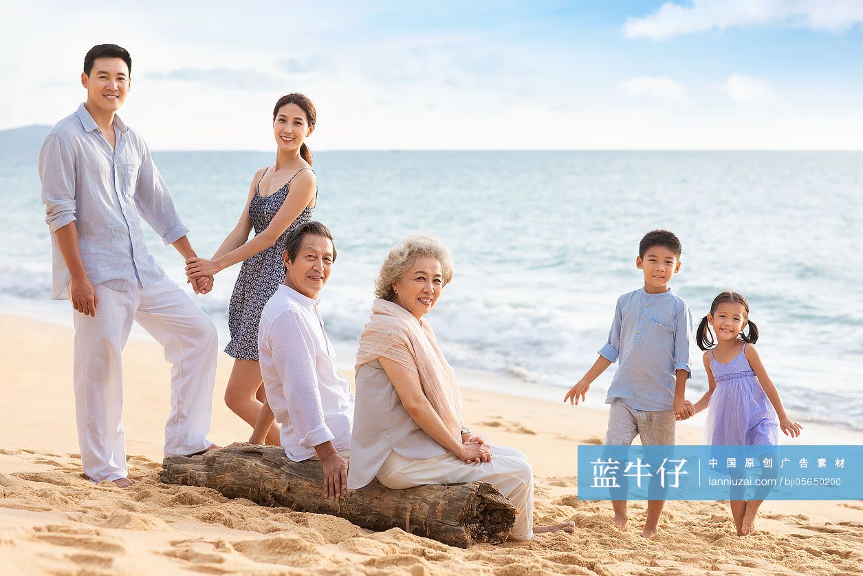 快乐家庭在海边度假