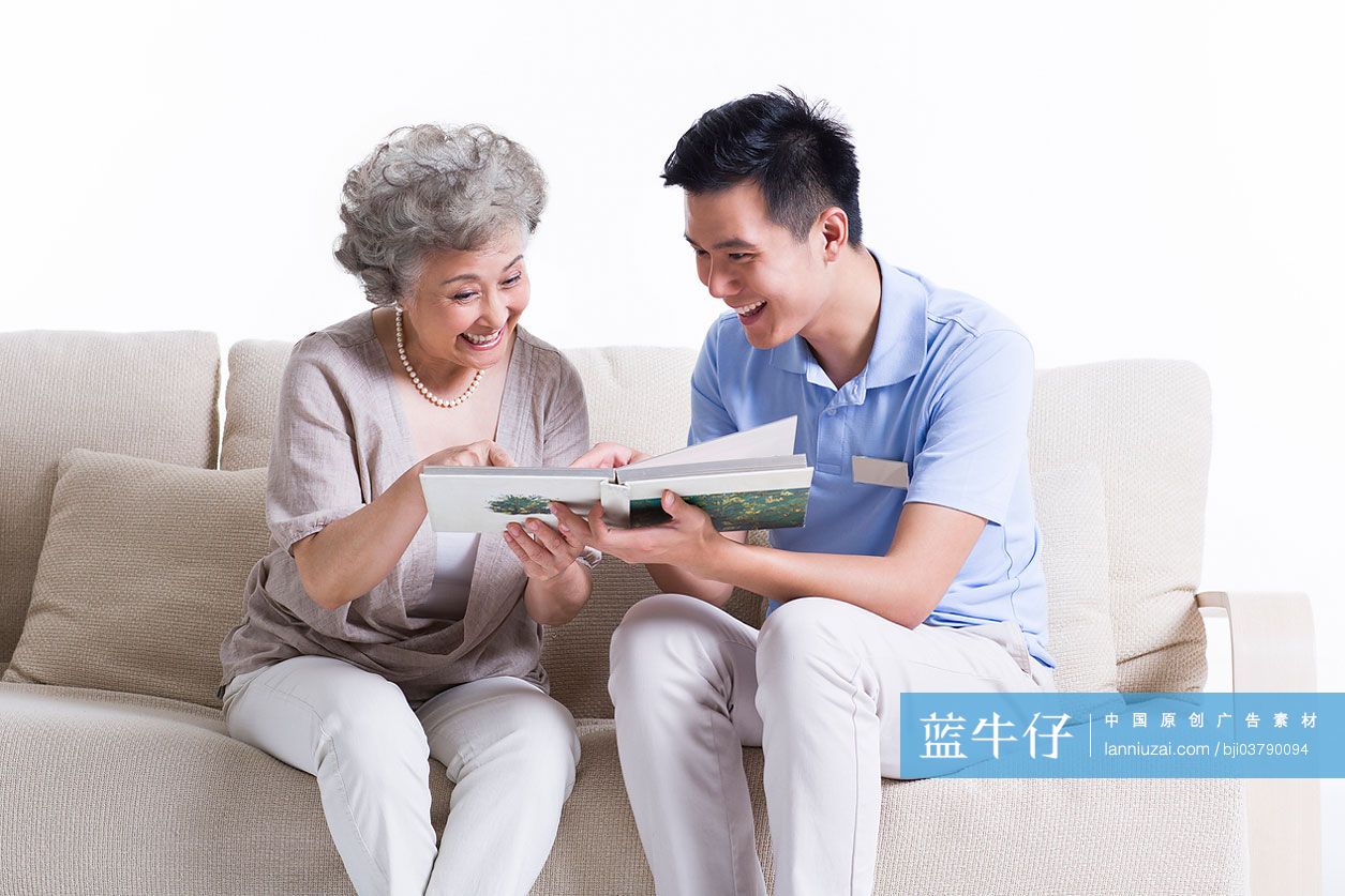 男护工和老人一起看相册