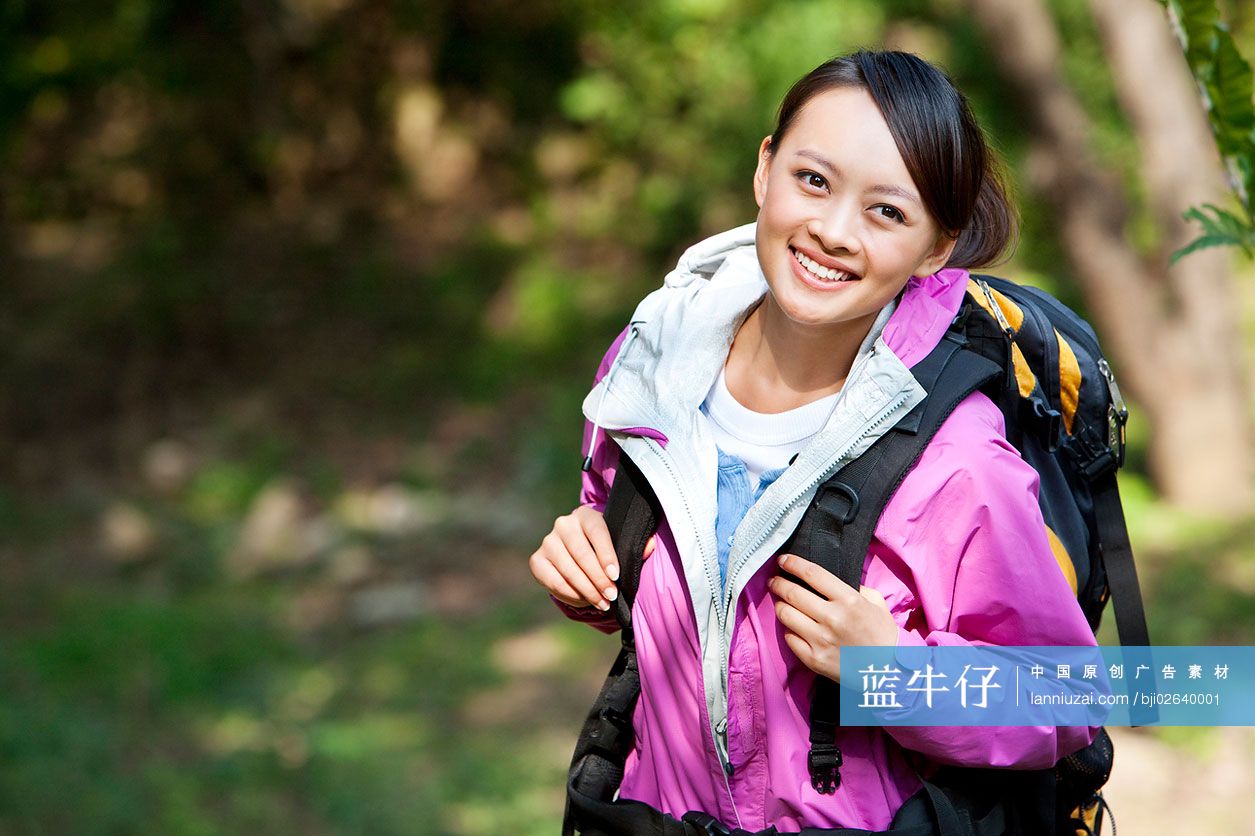 青年女性户外郊游