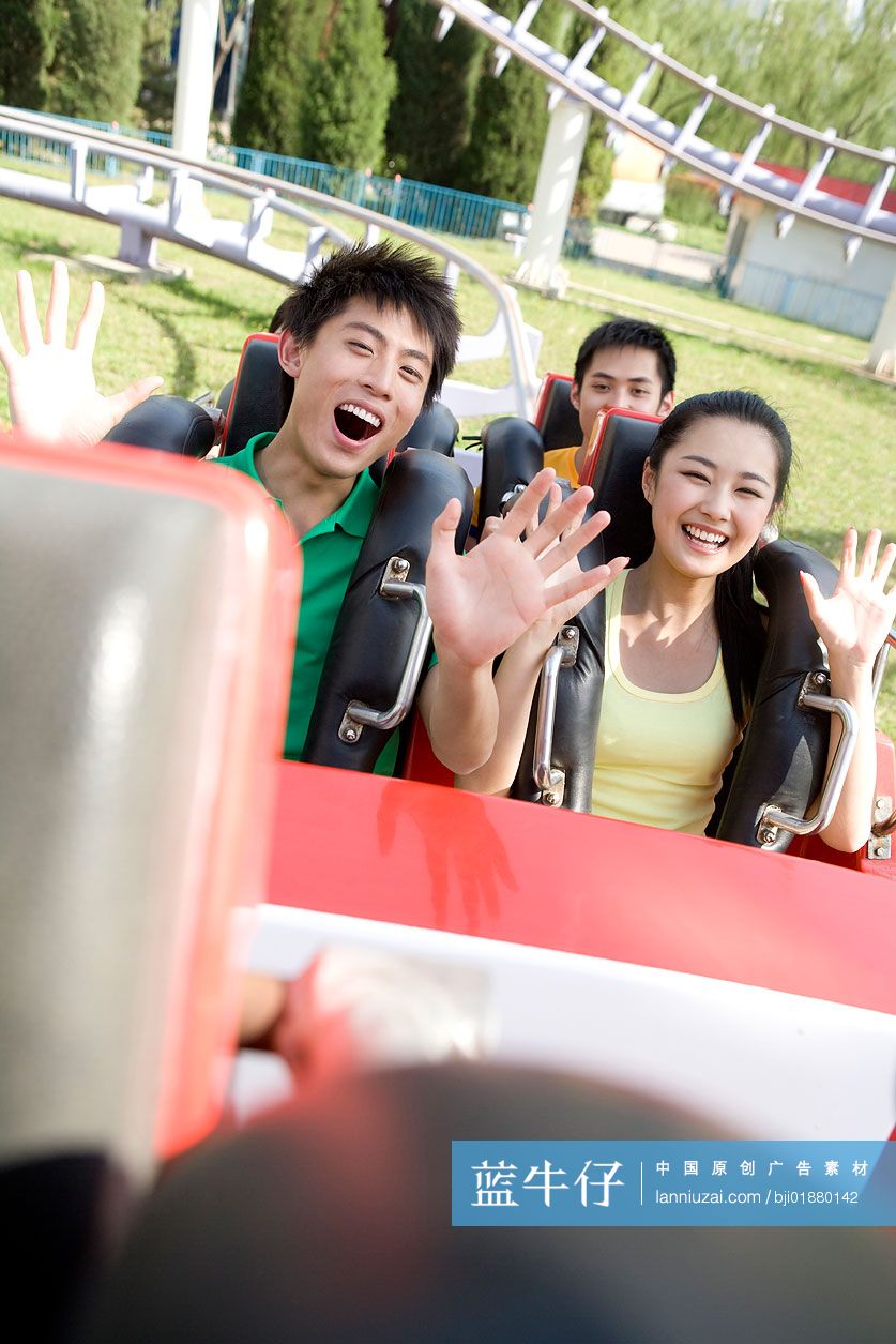 年青情侣玩过山车