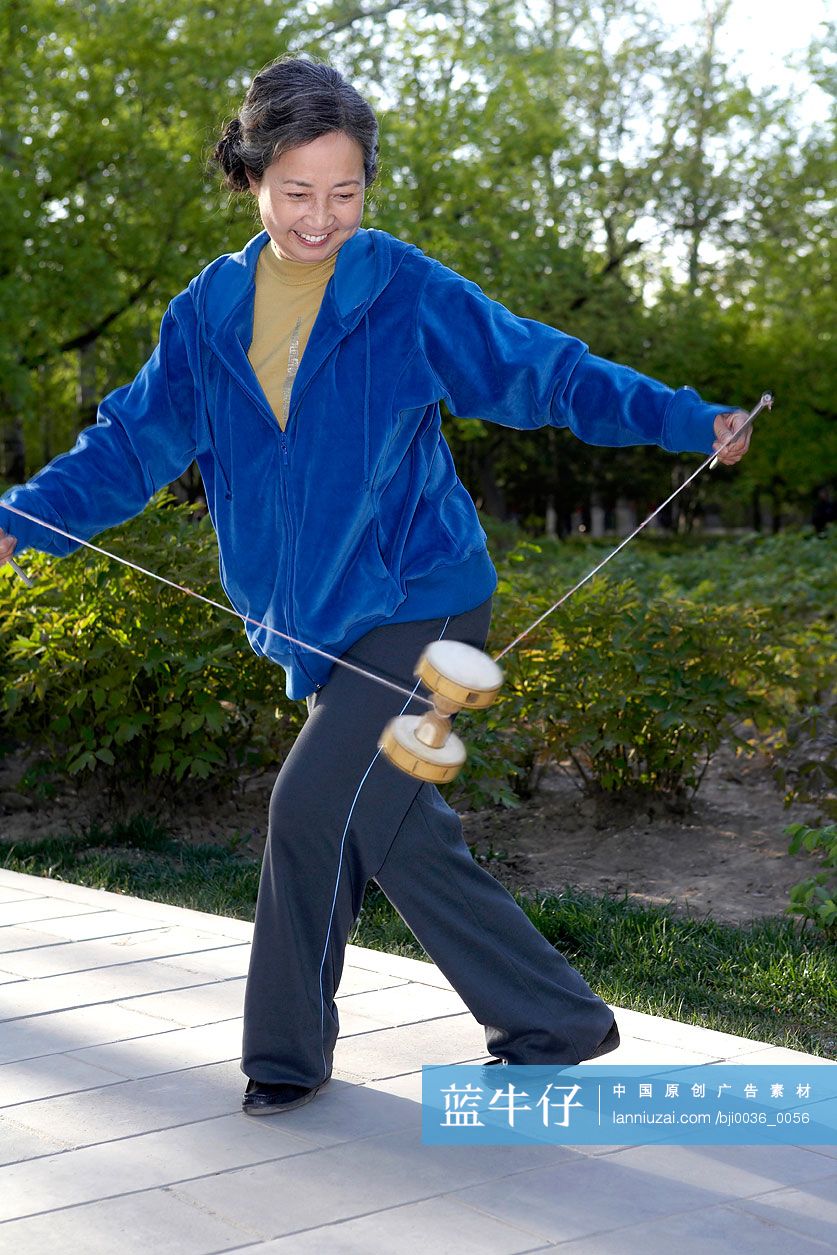 老年女子在公园玩空竹