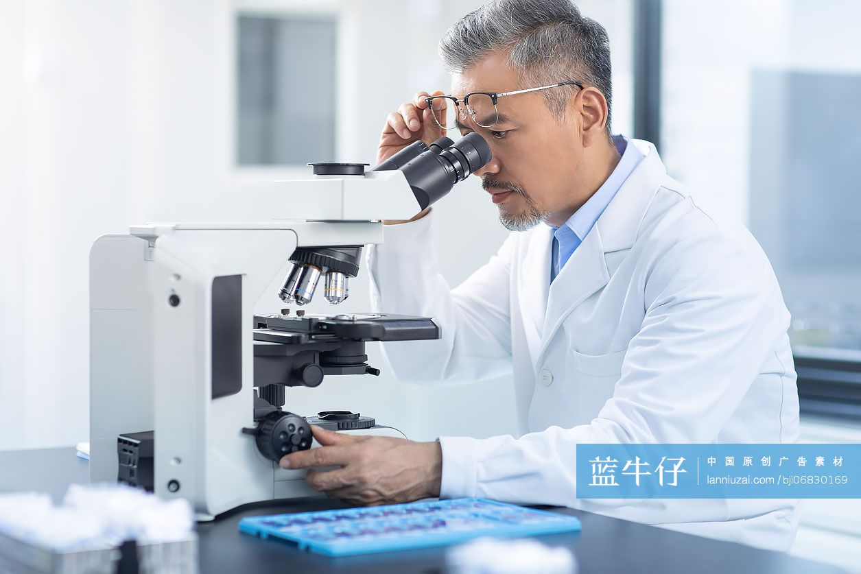 医学研究员在实验室工作
