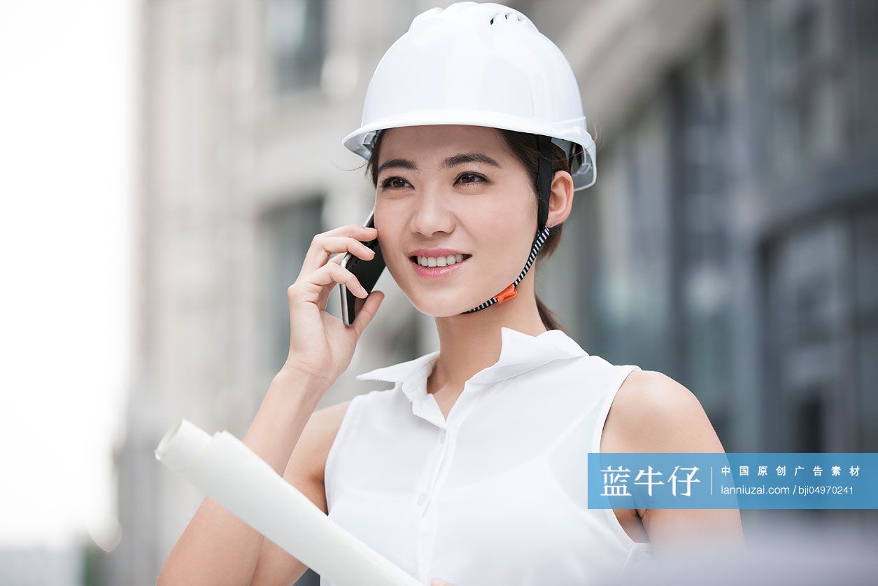 女建筑设计师打电话