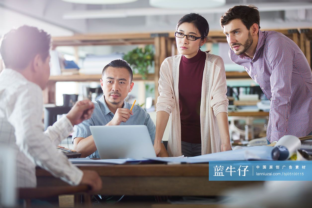 建筑设计师在办公室讨论工作