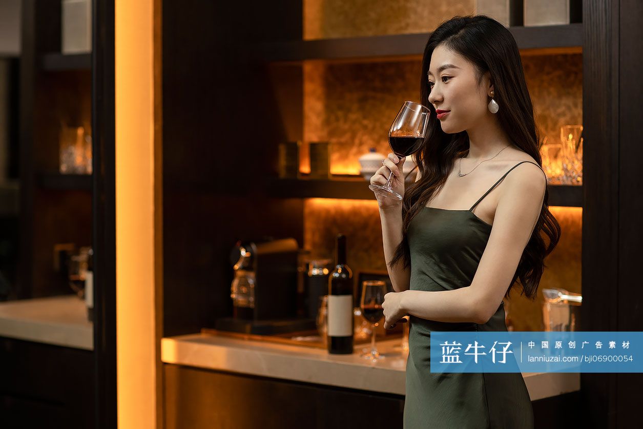 优雅的女士喝红酒-蓝牛仔影像-中国原创广告影像素材