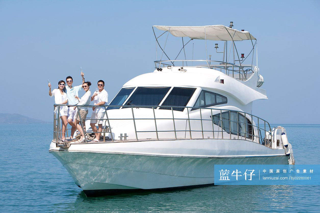 成功人士在游艇上喝香槟