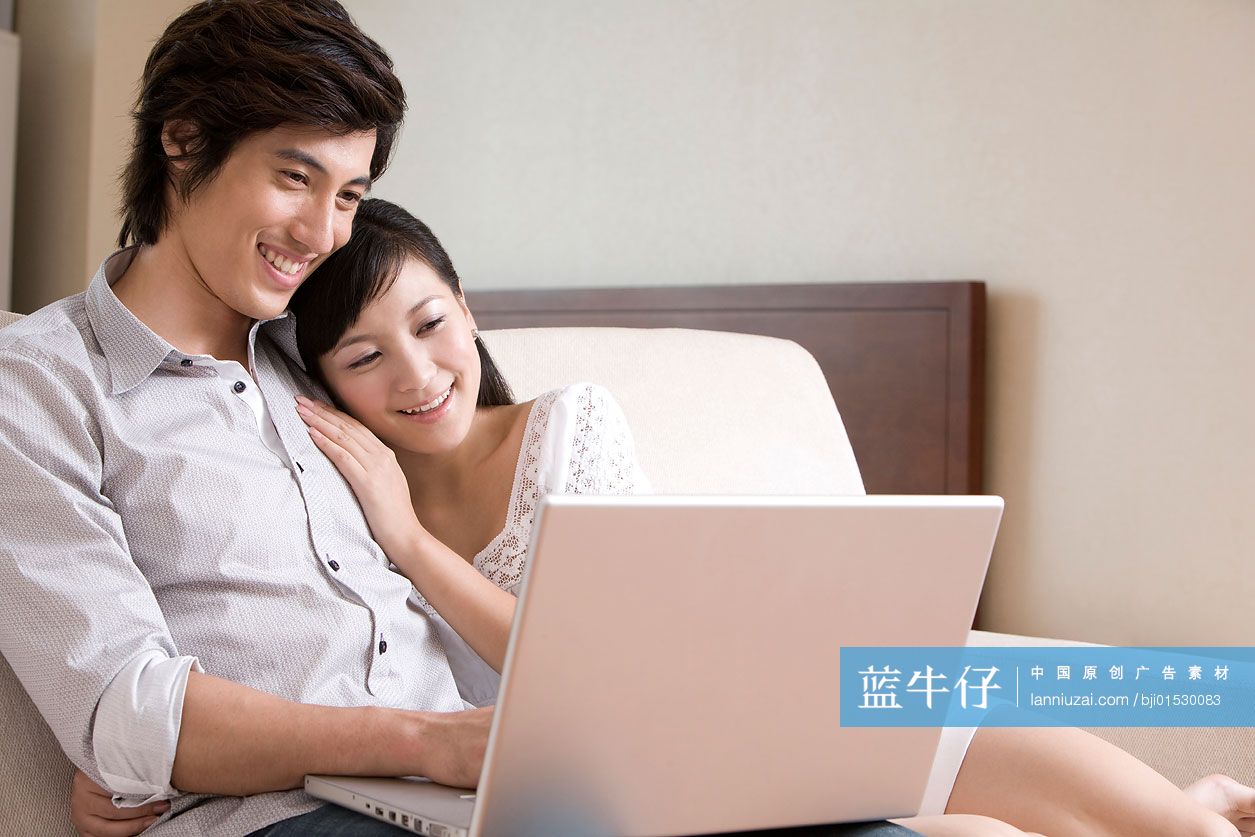 在沙发上用电脑的情侣-蓝牛仔影像-中国原创广告影像素材