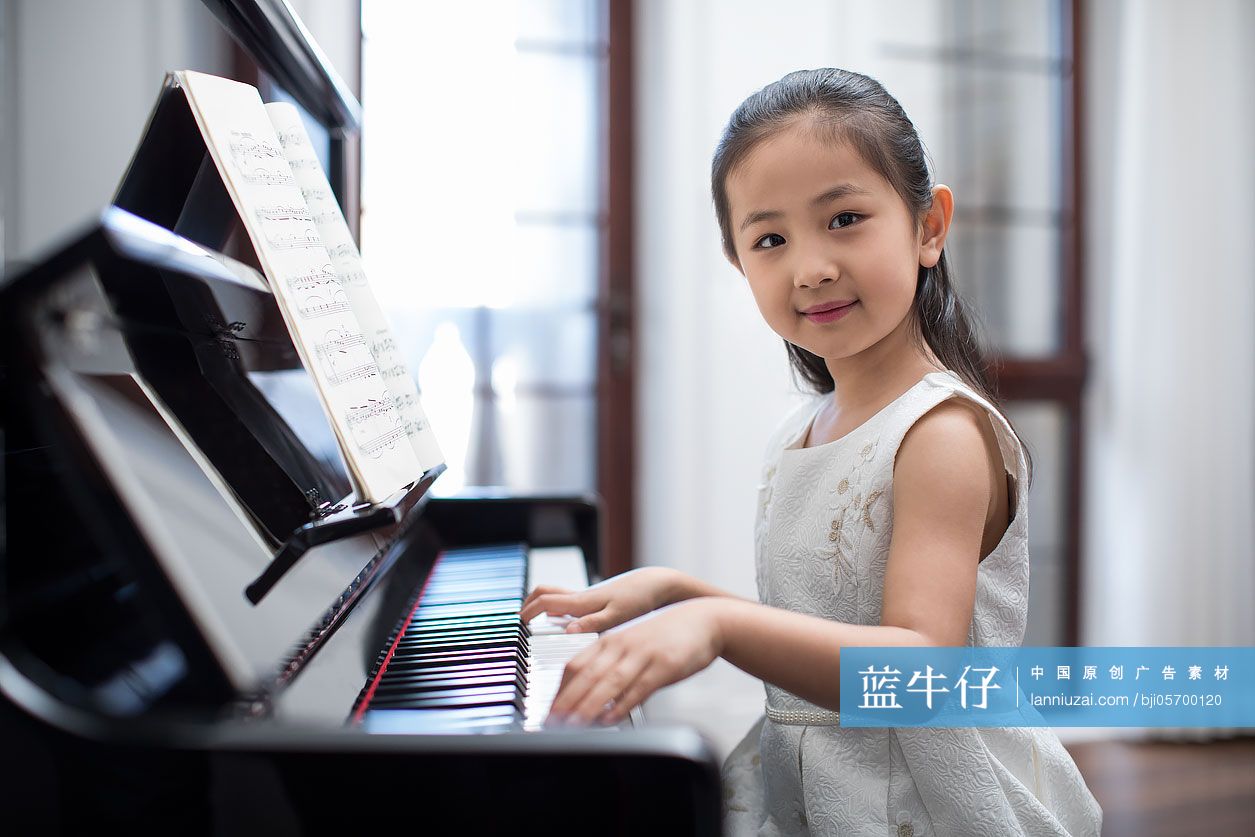 快乐的小女孩弹钢琴