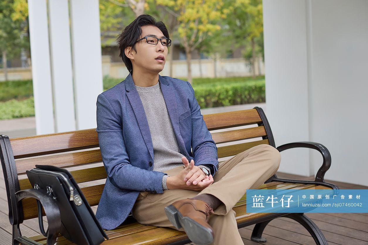 年轻商务男性路边等车