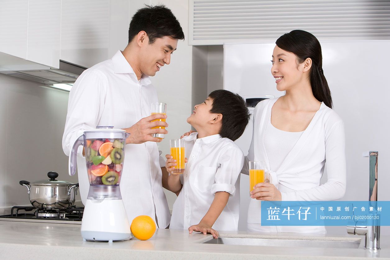 一家三口在厨房喝鲜榨果汁