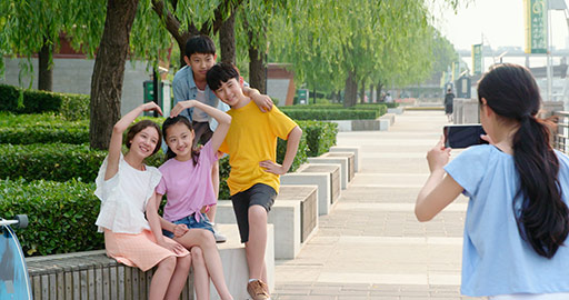 Teenagers using smartphone outdoors,4K