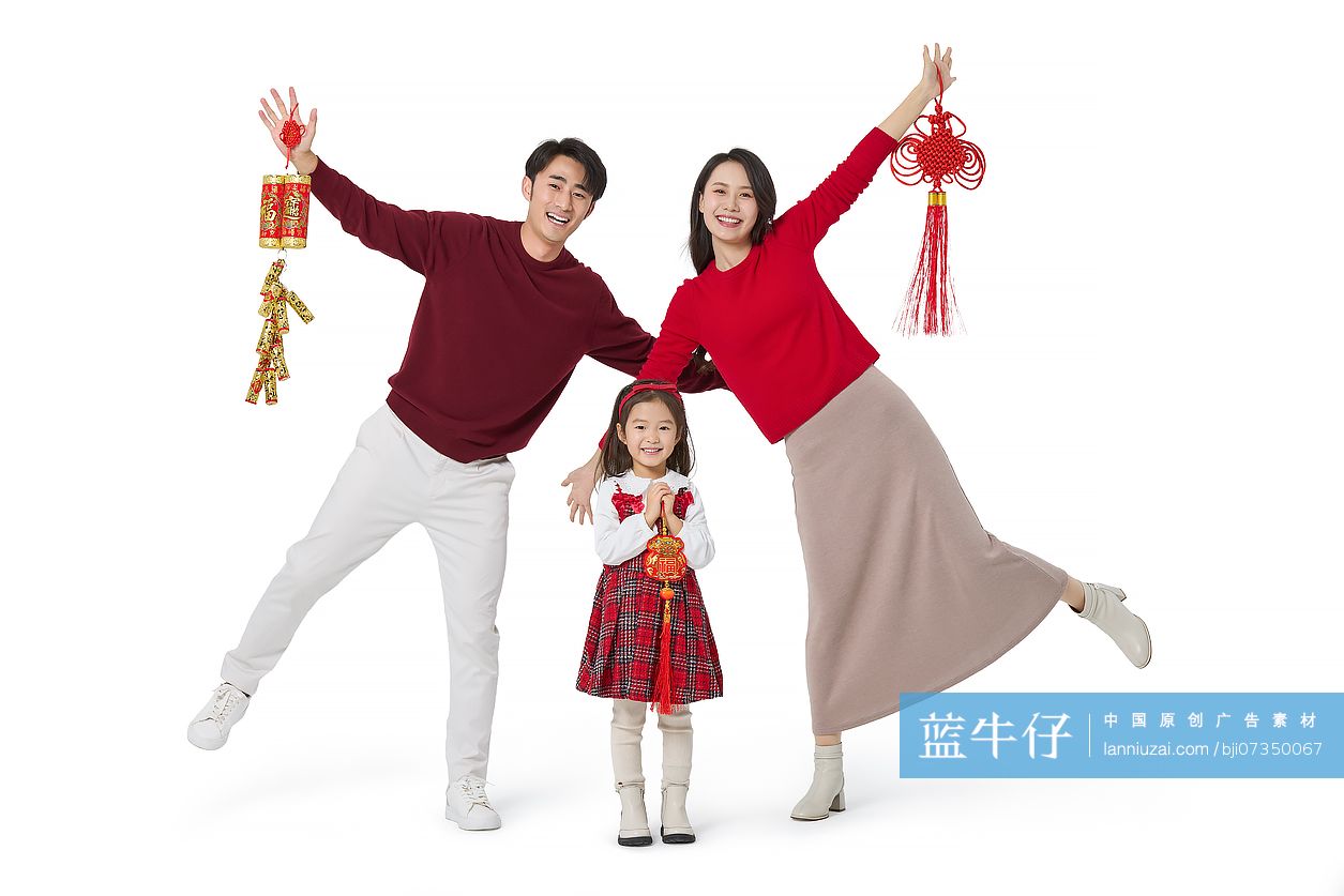 快乐的一家三口庆祝新年