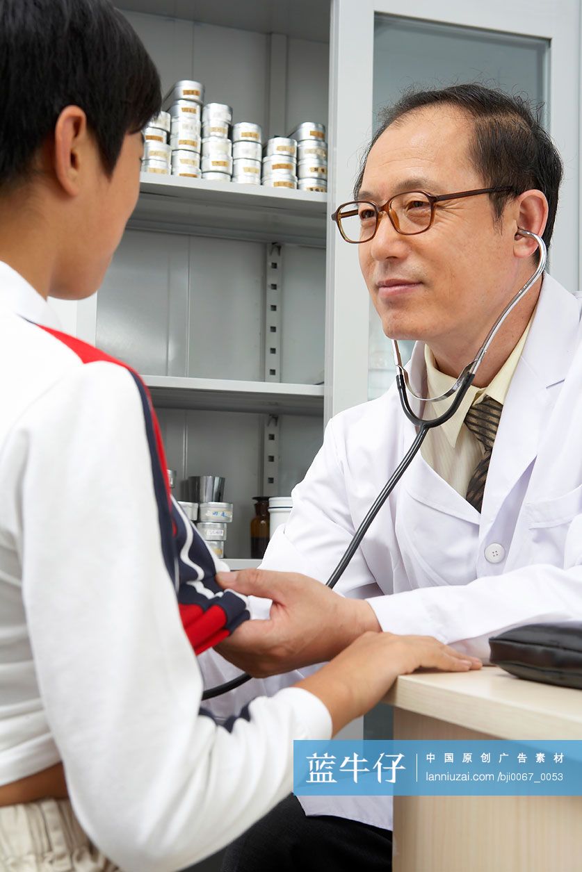 医生给患者听诊