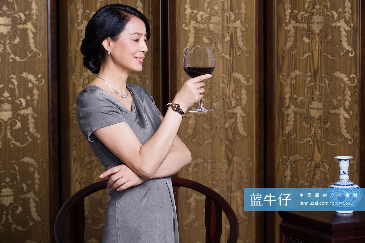 优雅的女士喝红酒