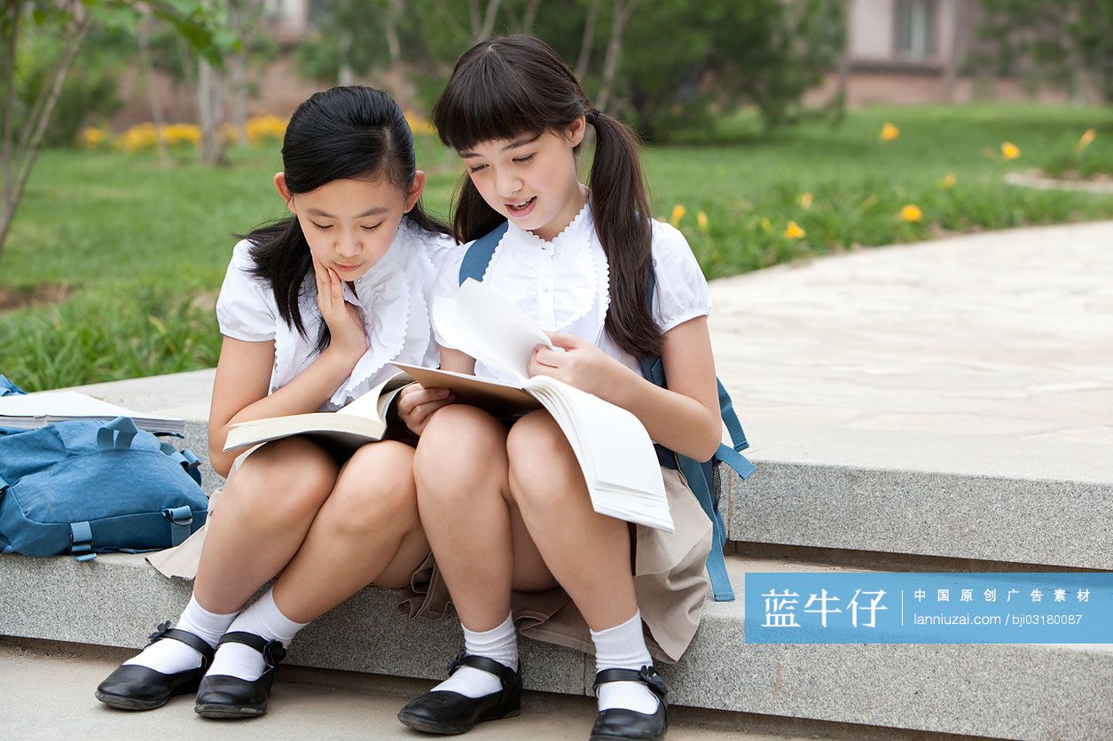 小学女生在户外看书
