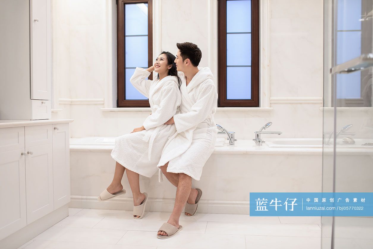 年轻夫妇在浴室-蓝牛仔影像-中国原创广告影像素材