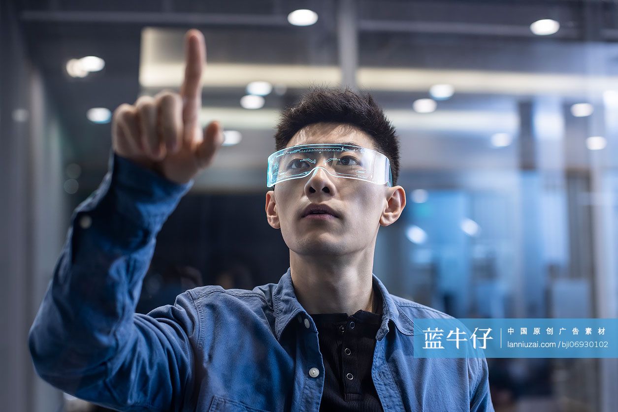 年轻工程师戴着智能眼镜