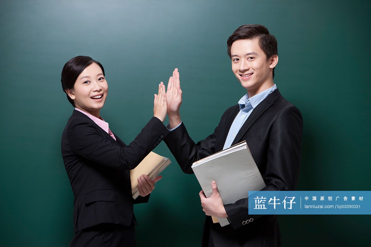 男老师和女老师击掌