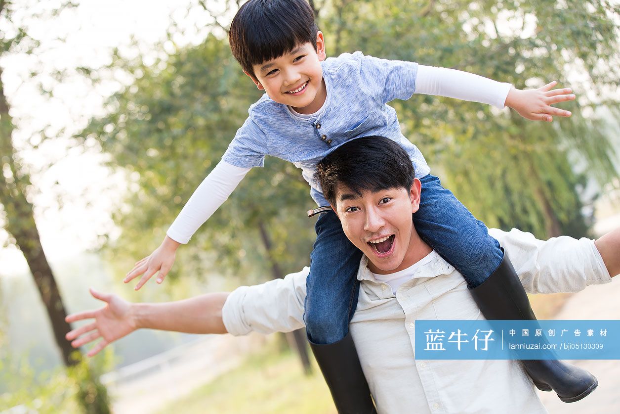 快乐的父子俩在户外玩耍