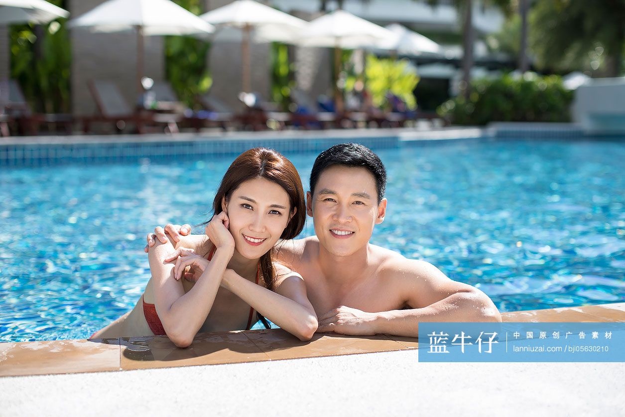 快乐的年轻情侣在泳池边