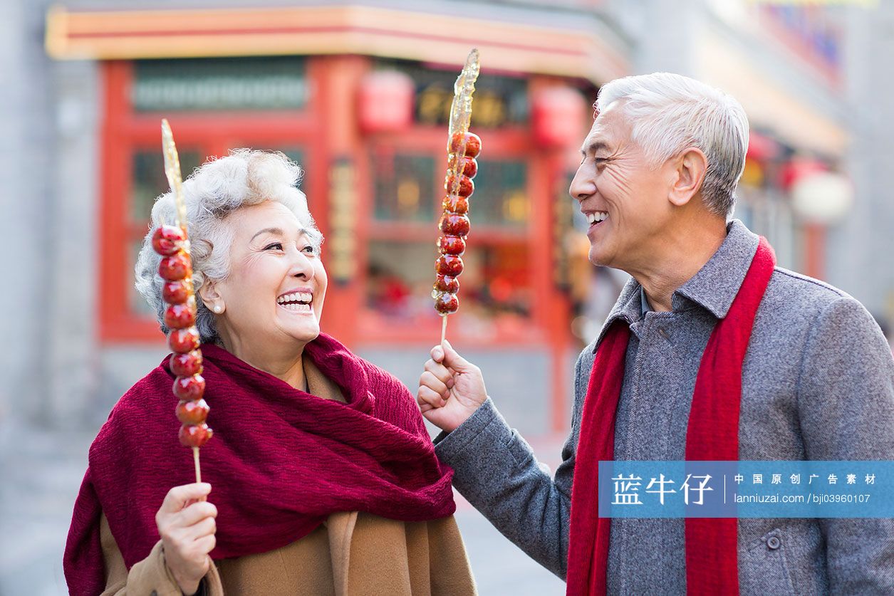 老年夫妇吃糖葫芦