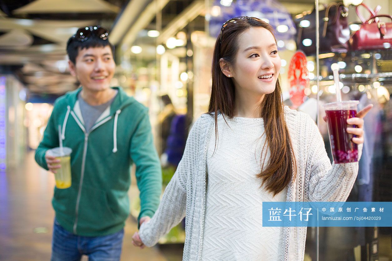 年轻情侣逛商场