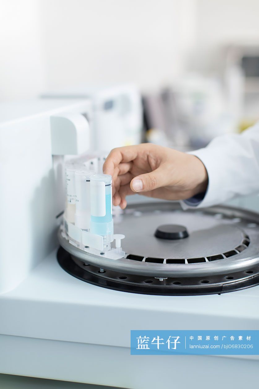 医学研究员在实验室工作