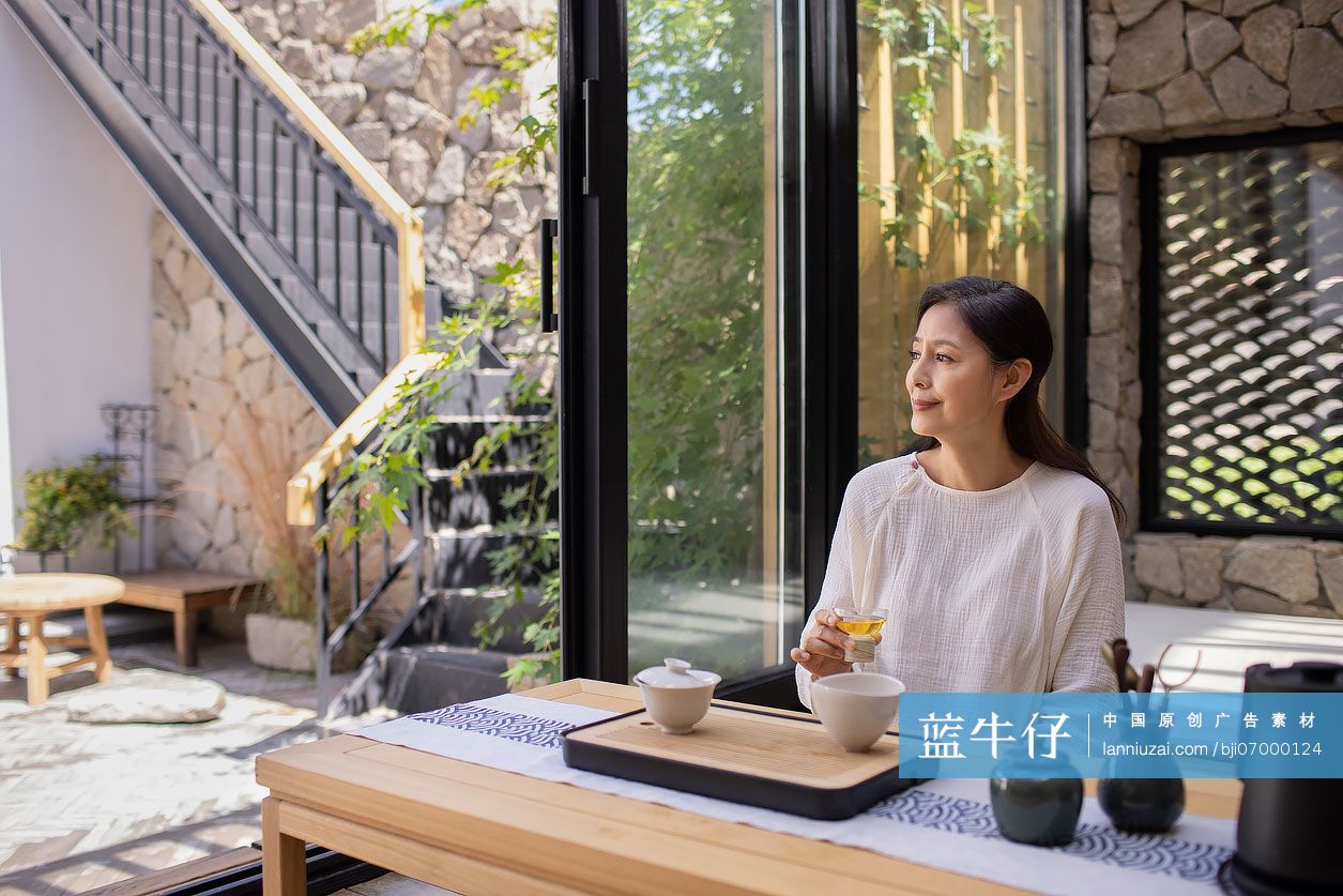 老年女子在茶室里品茶-蓝牛仔影像-中国原创广告影像素材