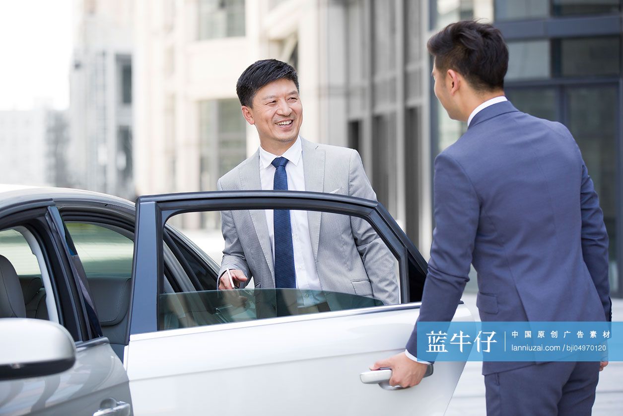 汽车司机为商务男士打开车门