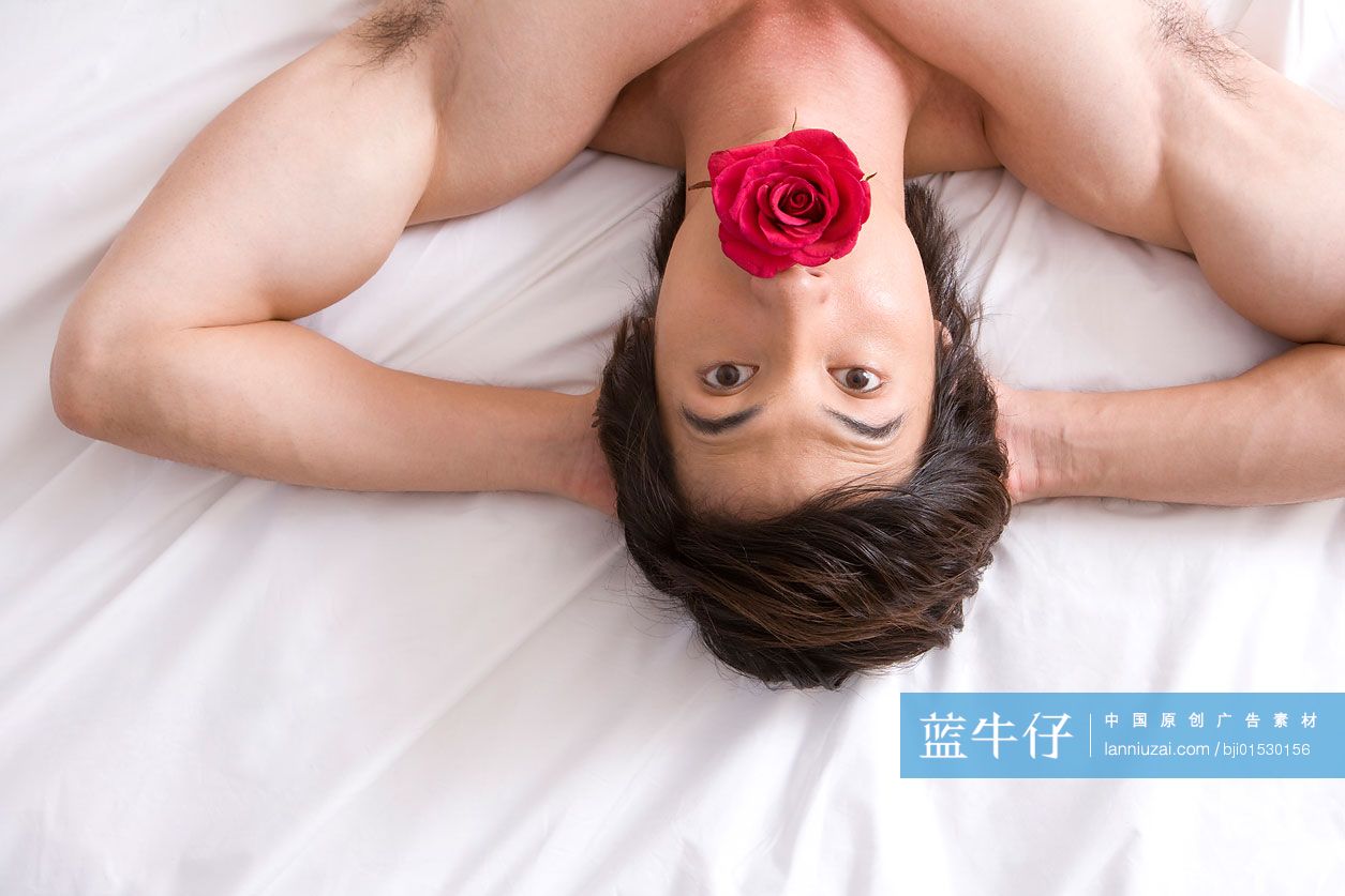 叼着玫瑰的年轻男子