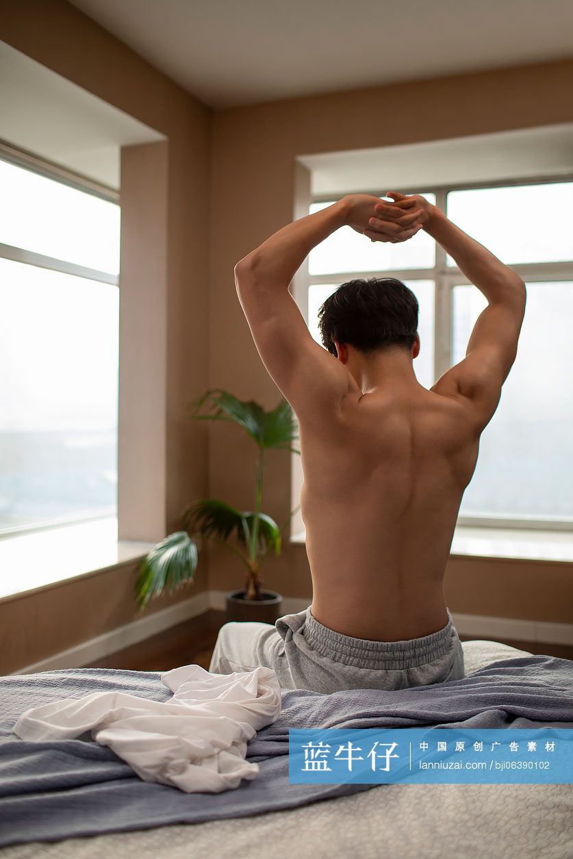 年轻男士早晨起床