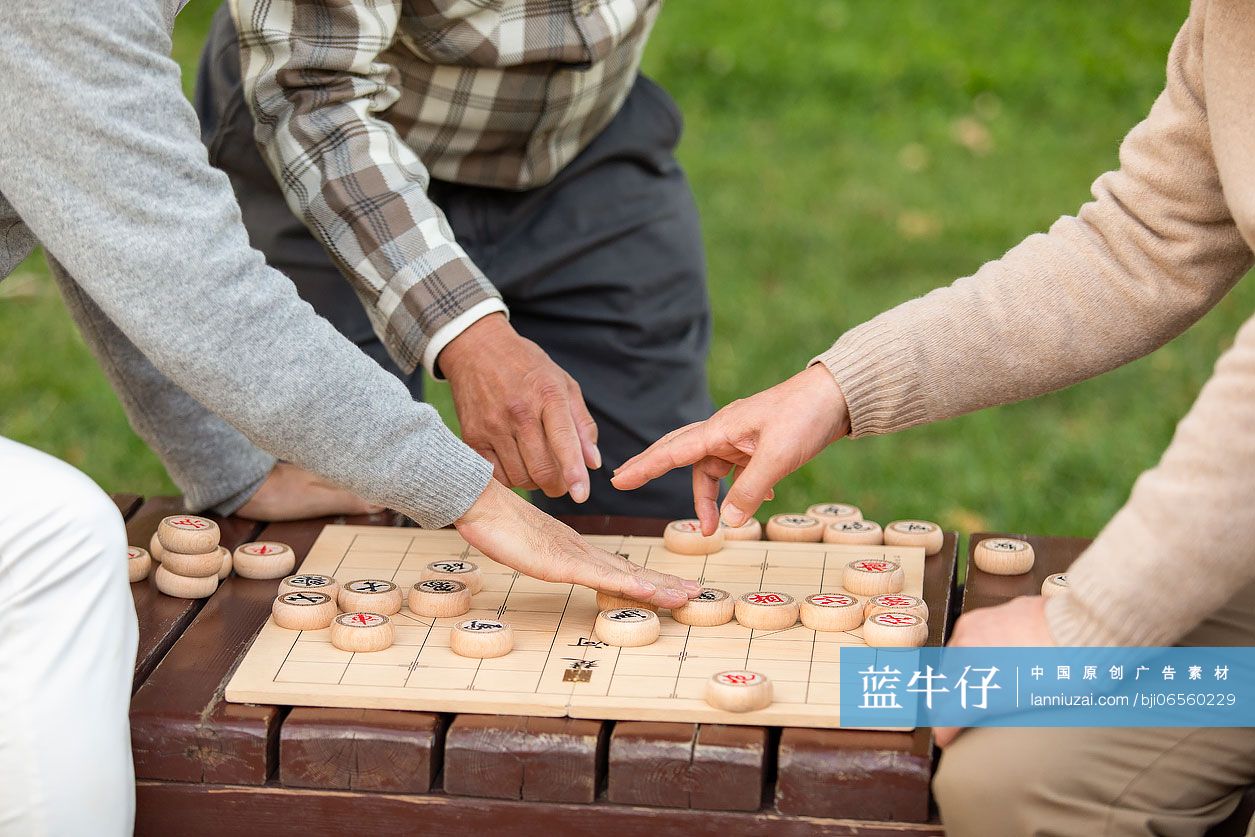 快乐的老年人下象棋