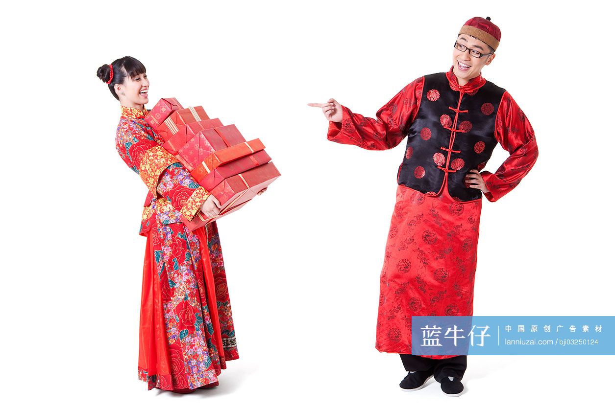 拿着礼物穿传统服装飞奔的情侣