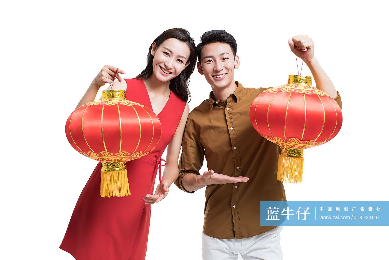 年轻情侣手持灯笼庆贺新年