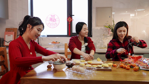 年轻朋友们自制月饼庆祝节日