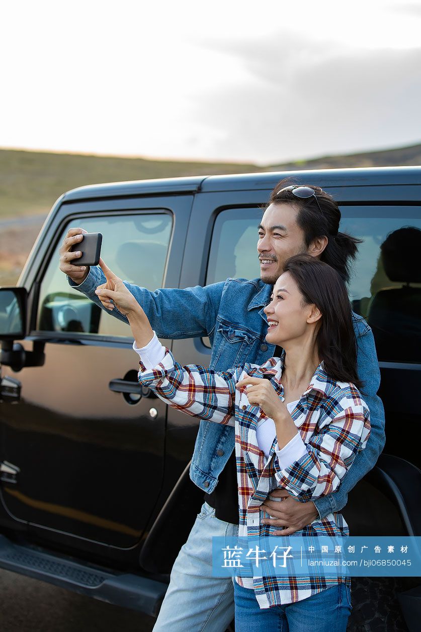 快乐情侣用手机自拍