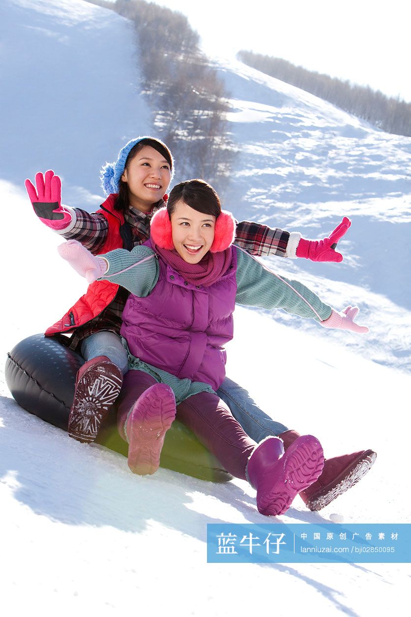 时尚青年女子在滑雪场玩耍