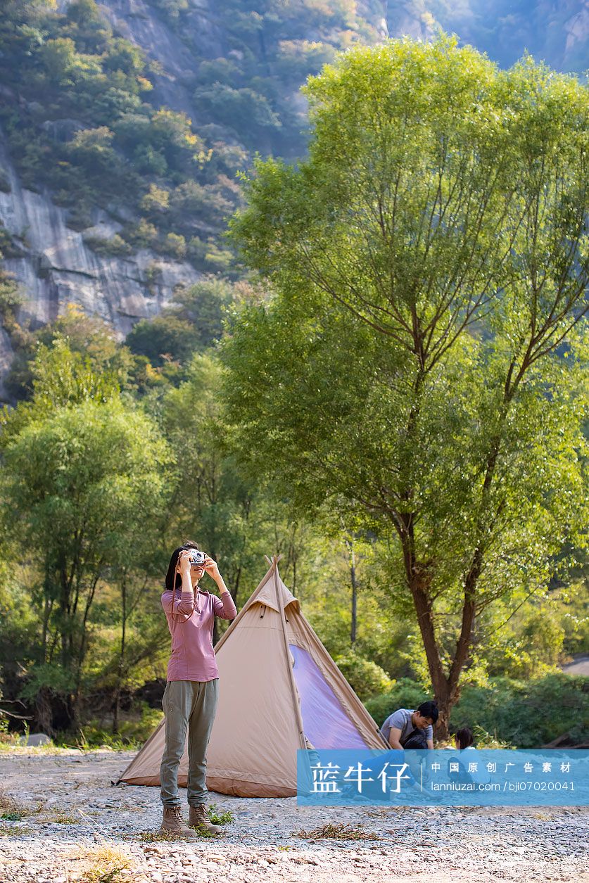 快乐的年轻家庭在户外露营