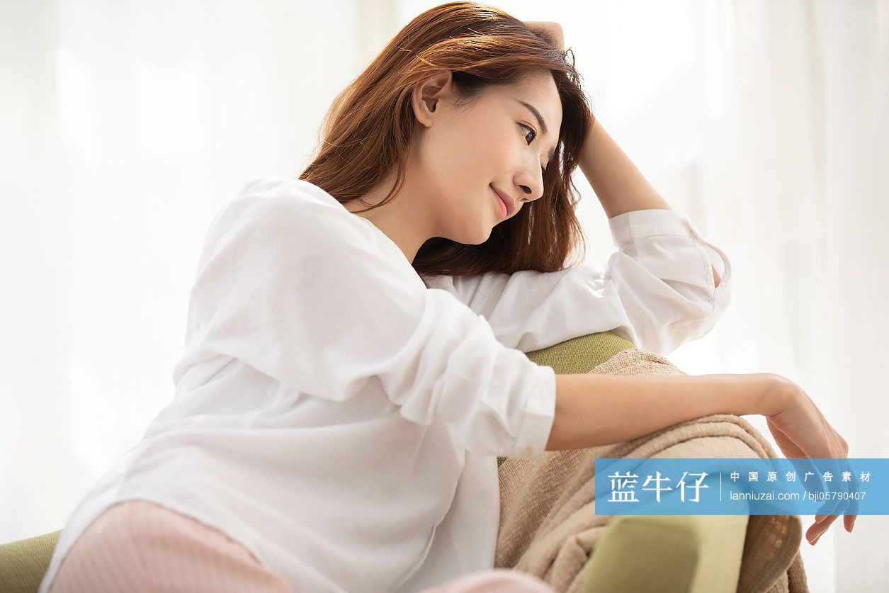 年轻女士在家休息