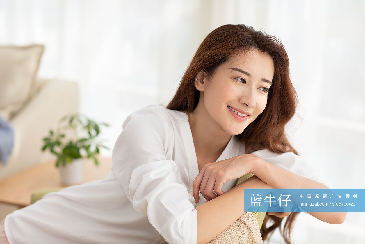 年轻女士在家休息